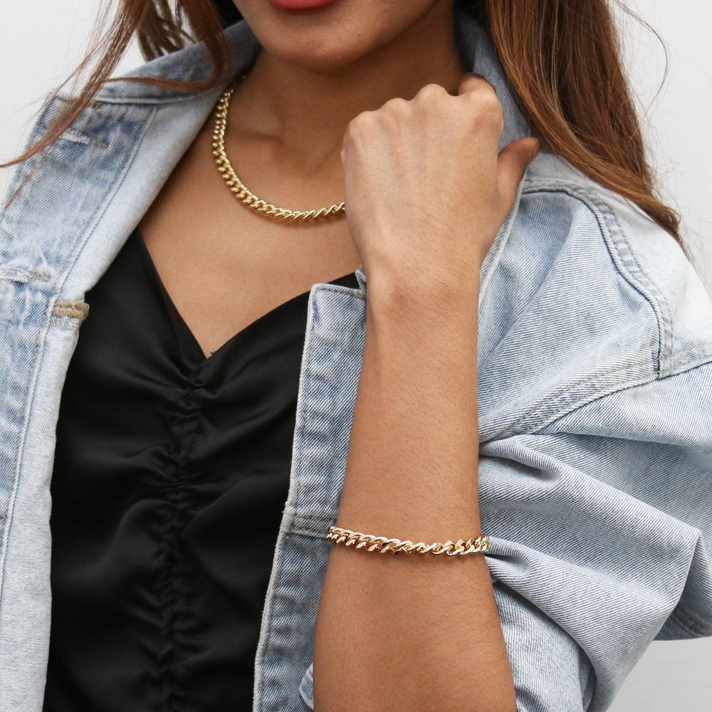 Statement Lightweight Curb Chain Bracelet in Gold-Tone 7mm