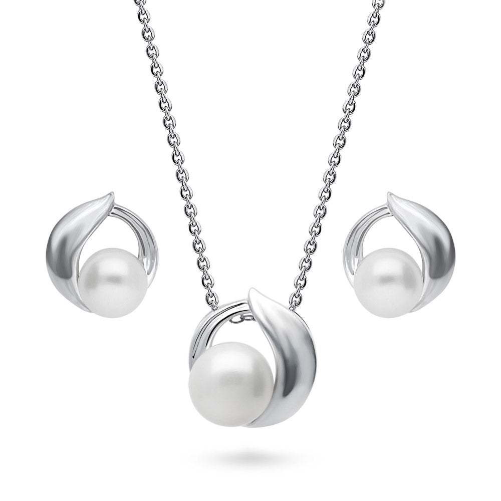 Solitaire White Button Cultured Pearl Set in Sterling Silver