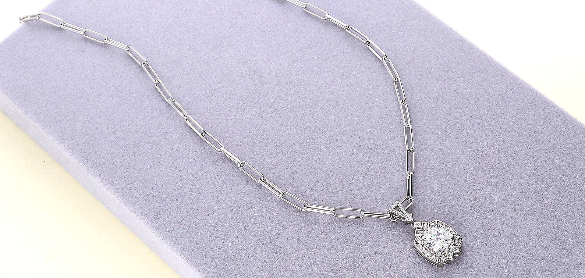 Paperclip chain with a pendant