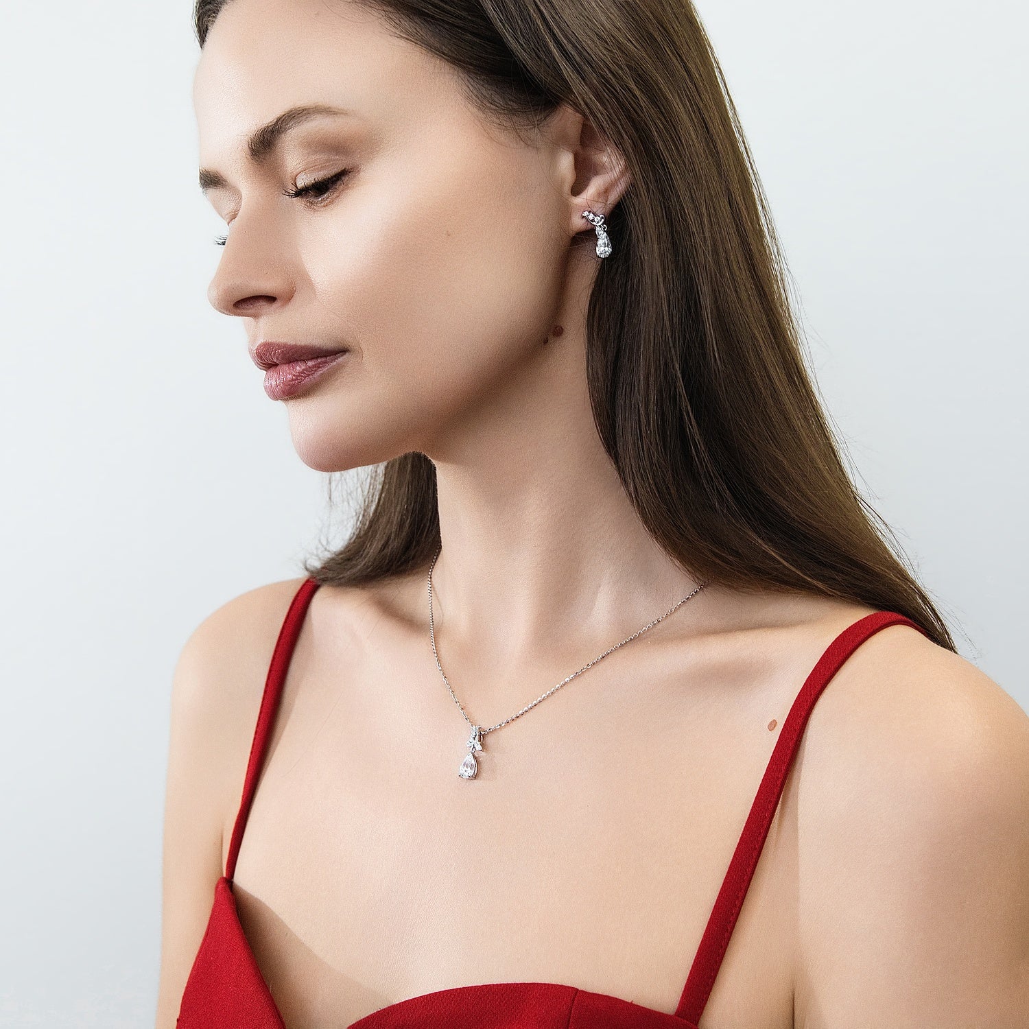 Model Wearing Filigree Pendant Necklace Style N1735-01