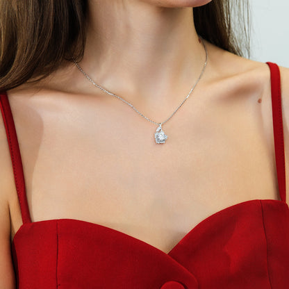 Model Wearing Flower Pendant Necklace Style N1748-01