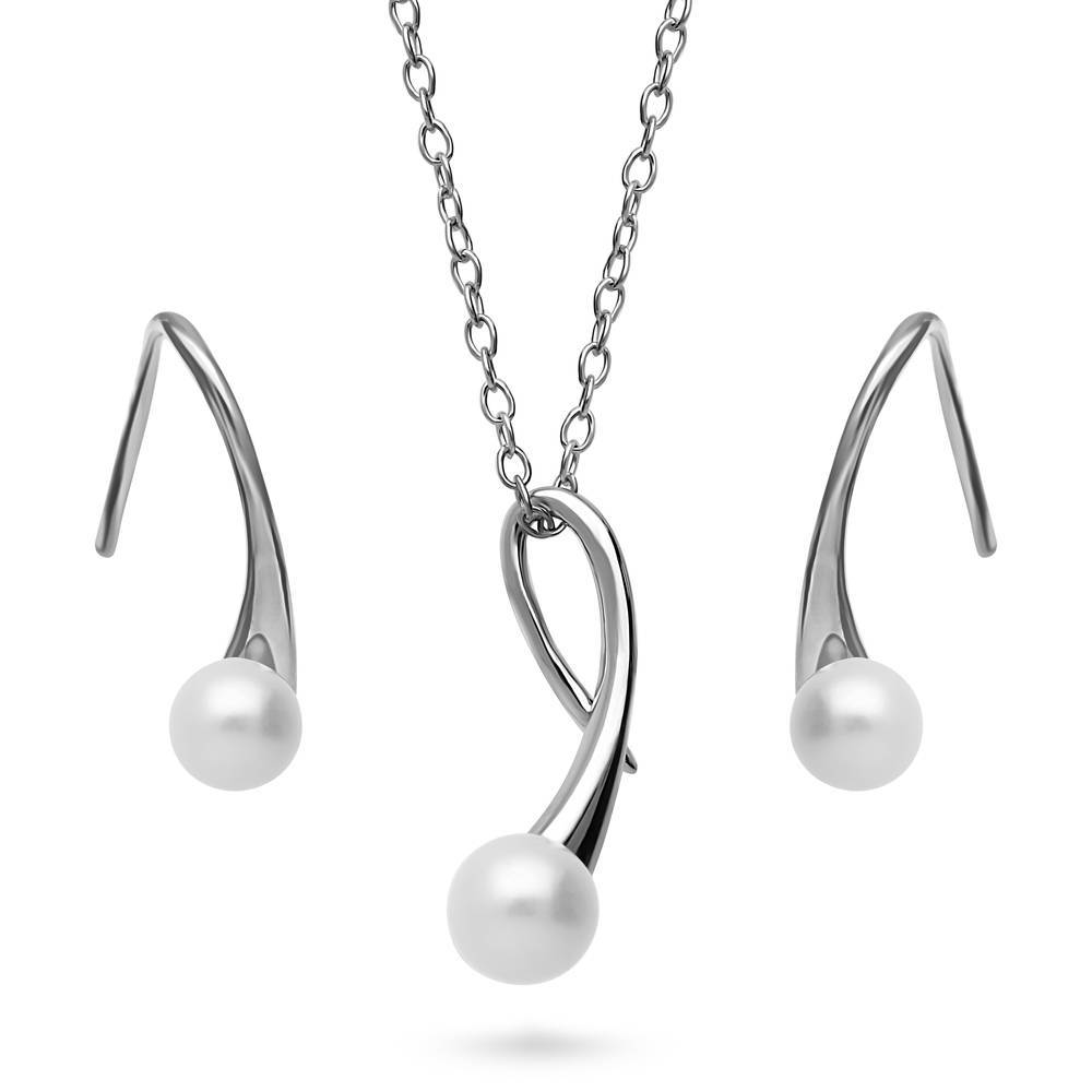 Solitaire White Round Cultured Pearl Set in Sterling Silver